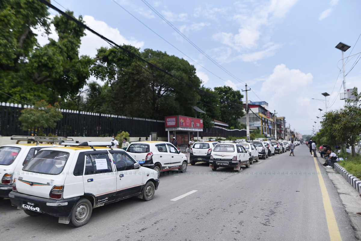 https://raracms.setopati.com/uploads/shares/2020/sujita/sarkar ko birod ma taxi/taxi bewasahi (1).jpg